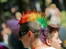 kleurrijk punk- haar- Bij de homo trots 2011, Genève, Zwitserland foto