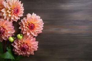 dahlia bloemen Aan houten achtergrond, bloemen vlak leggen. valentijnsdag, vrouwen, moeders dag, verjaardag of bruiloft concept. top visie. kopiëren ruimte. gegenereerd ai. foto