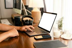 handen werken Aan laptop computer en internet ,blanco scherm foto