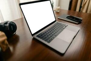 laptop met blanco scherm Aan houten tafel foto