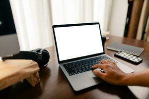 handen werken Aan laptop computer en internet ,blanco scherm foto