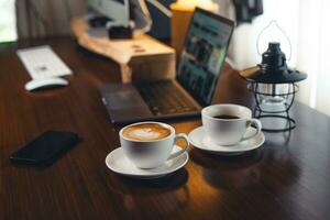 koffie Aan de bureau in de ochtend- foto