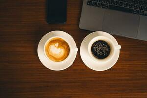 koffie Aan de bureau in de ochtend- foto