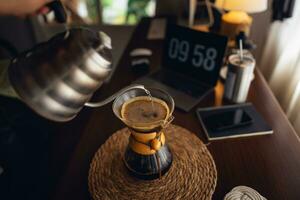 druppelen koffie, gieten water in filter koffie maker foto