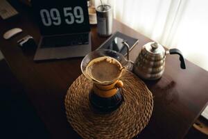 druppelen koffie, gieten water in filter koffie maker foto