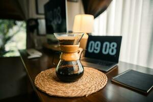 druppelen koffie Aan de tafel in de huis foto