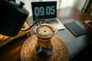 druppelen koffie Aan de tafel in de huis foto