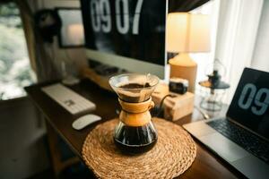 druppelen koffie Aan de tafel in de huis foto