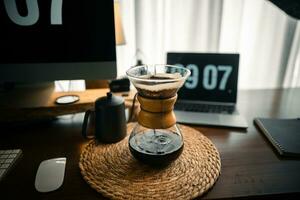 druppelen koffie Aan de tafel in de huis foto