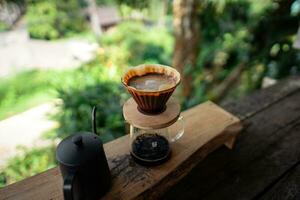 detailopname van handen maken koffie Bij huis foto