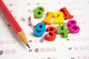 wiskunde aantal en potlood Aan antwoord vel papier, onderwijs studie testen aan het leren onderwijzen concept. foto