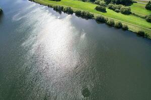 antenne visie van milton keynes stad van Engeland uk in de omgeving van caldecotte meer, de beeldmateriaal was gevangen genomen Aan augustus 21e, 2023 met drone's camera. foto