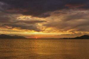 zonsondergang over- de zee, opuzen, Kroatië foto