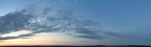 meest mooi visie van lucht en dramatisch wolken over- luton stad van Engeland uk gedurende zonsondergang. foto
