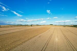 hoog hoek beeldmateriaal van Brits agrarisch boerderijen Bij platteland landschap dichtbij luton stad van Engeland Super goed Brittannië van uk. beeldmateriaal was gevangen genomen met drone's camera Aan augustus 19e, 2023 foto