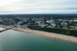 antenne visie van meest mooi en aantrekkelijk toerist bestemming Bij bournemouth stad zanderig strand van Engeland Super goed Brittannië, beeld was gevangen genomen met drone's camera Aan augustus 23e, 2023 gedurende zonnig dag. foto