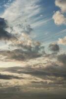 hoog hoek beeldmateriaal van meest mooi natuurlijk oranje zonsondergang met oranje wolken en lucht over- luton stad van Engeland uk. beeld was gevangen genomen met drone's camera Aan augustus 19e, 2023 foto