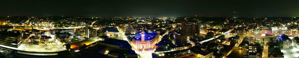 ultra breed antenne panoramisch visie van verlichte downtown gebouwen, wegen en centraal luton stad van Engeland uk Bij begin van Doorzichtig het weer nacht van september 5e, 2023 foto