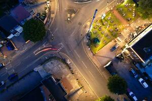 antenne visie van verlichte van luton woon- huizen van Engeland uk na zonsondergang gedurende nacht van zomer. beeldmateriaal was gevangen genomen met drone's camera Aan sep 2e, 2023 foto