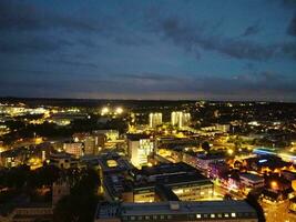 antenne visie van verlichte luton stad van Engeland uk na zonsondergang gedurende nacht van zomer. beeld was gevangen genomen met drone's camera Aan sep 1e, 2023 foto