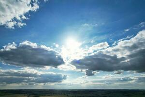 meest mooi hoog hoek visie van dramatisch lucht en wolken over- Brits platteland landschap gedurende zonsondergang foto