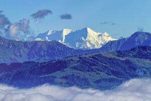 antenne visie Aan Alpen bergen op wolken, gezien van op fribourg, Zwitserland foto