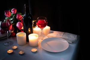 romantisch diner bij kaarslicht voor twee geliefden, donkere achtergrond