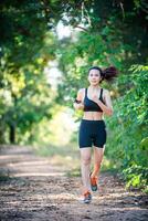 jonge fitness vrouw draait op een landelijke weg. sport vrouw lopen. foto