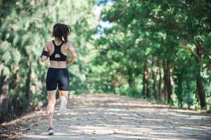 jonge fitness vrouw joggen in het park. foto