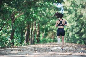 jonge fitness vrouw joggen in het park. foto