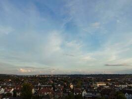 hoog hoek visie van mooi wolken en lucht over- luton stad gedurende zonsondergang foto