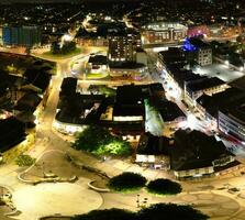 antenne verticaal panoramisch visie van verlichte downtown gebouwen, wegen en centraal luton stad van Engeland uk Bij begin van Doorzichtig het weer nacht van september 5e, 2023 foto