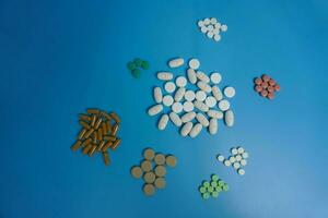 top visie divers soorten van kleurrijk tabletten, capsules, pillen Aan blauw achtergrond foto