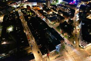 antenne visie van verlichte downtown gebouwen, wegen en centraal luton stad van Engeland uk Bij begin van Doorzichtig weer nacht van september 5e, 2023 foto