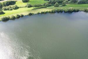 antenne visie van milton keynes stad van Engeland uk in de omgeving van caldecotte meer, de beeldmateriaal was gevangen genomen Aan augustus 21e, 2023 met drone's camera. foto