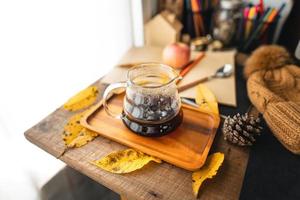 koffie in een mok op het bureau in de herfst foto