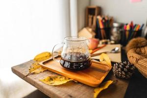 koffie in een mok op het bureau in de herfst foto