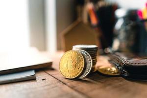 bitcoin-munten op een houten bureau foto