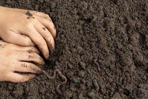 hand met zwarte aarde voor het verbouwen van gewassen wereldbodemdag concept foto