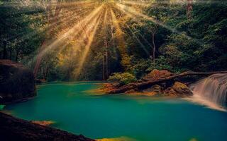 waterval in Woud Bij khao yai populair naar relaxthailand nationaal park zon straal in bos, tropisch in majestueus magisch fantasie landschap met bergen, rivier, blauw groen mooi natuur concept. foto