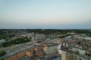 antenne visie van downtown gebouwen, wegen en centraal luton stad van Engeland uk Bij begin van Doorzichtig weer nacht van september 5e, 2023 foto