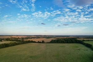 hoog hoek beeldmateriaal van Brits agrarisch boerderijen Bij platteland landschap dichtbij luton stad van Engeland Super goed Brittannië van uk. beeldmateriaal was gevangen genomen met drone's camera Aan augustus 19e, 2023 foto