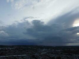 hoog hoek beeldmateriaal van meest mooi dramatisch wolken en lucht over- luton stad van Engeland uk. beeld was gevangen genomen met drone's camera Aan augustus 25e, 2023 foto