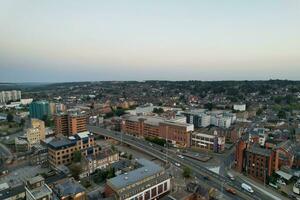 antenne visie van verlichte downtown gebouwen, wegen en centraal luton stad van Engeland uk Bij begin van Doorzichtig weer nacht van september 5e, 2023 foto