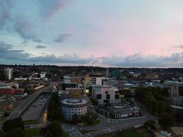 antenne visie van verlichte luton stad van Engeland uk na zonsondergang gedurende nacht van zomer. beeld was gevangen genomen met drone's camera Aan sep 1e, 2023 foto
