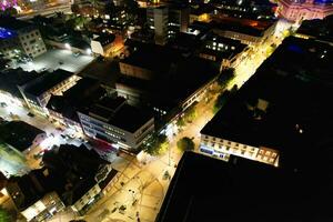 antenne visie van verlichte downtown gebouwen, wegen en centraal luton stad van Engeland uk Bij begin van Doorzichtig weer nacht van september 5e, 2023 foto