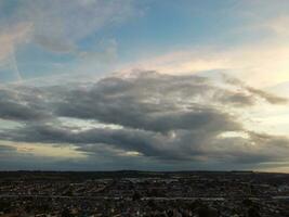 hoog hoek visie van mooi wolken en lucht over- luton stad gedurende zonsondergang foto