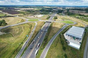 hoog hoek visie van Brits snelwegen en snelwegen en verkeer Aan m1 knooppunt 11.00 uur van luton en dunstabiel Engeland uk. beeld was gevangen genomen Aan augustus 15e, 2023 foto