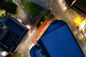 antenne visie van verlichte downtown gebouwen, wegen en centraal luton stad van Engeland uk Bij begin van Doorzichtig weer nacht van september 5e, 2023 foto