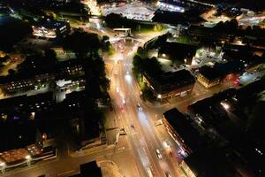 antenne visie van verlichte downtown gebouwen, wegen en centraal luton stad van Engeland uk Bij begin van Doorzichtig weer nacht van september 5e, 2023 foto